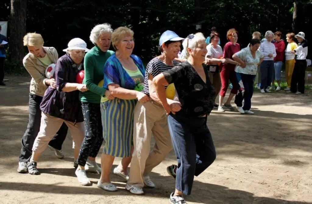 Где бабушки танцуют. Пожилые люди. Веселые пенсионеры. Бабушка на улице. Танцы для пенсионеров бесплатно на улице.
