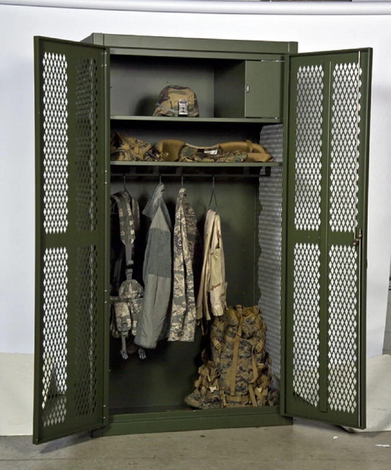 Армейский шкаф. Военный шкаф. Шкаф в стиле милитари. Армейский шкаф для одежды. Шкаф в военном стиле.