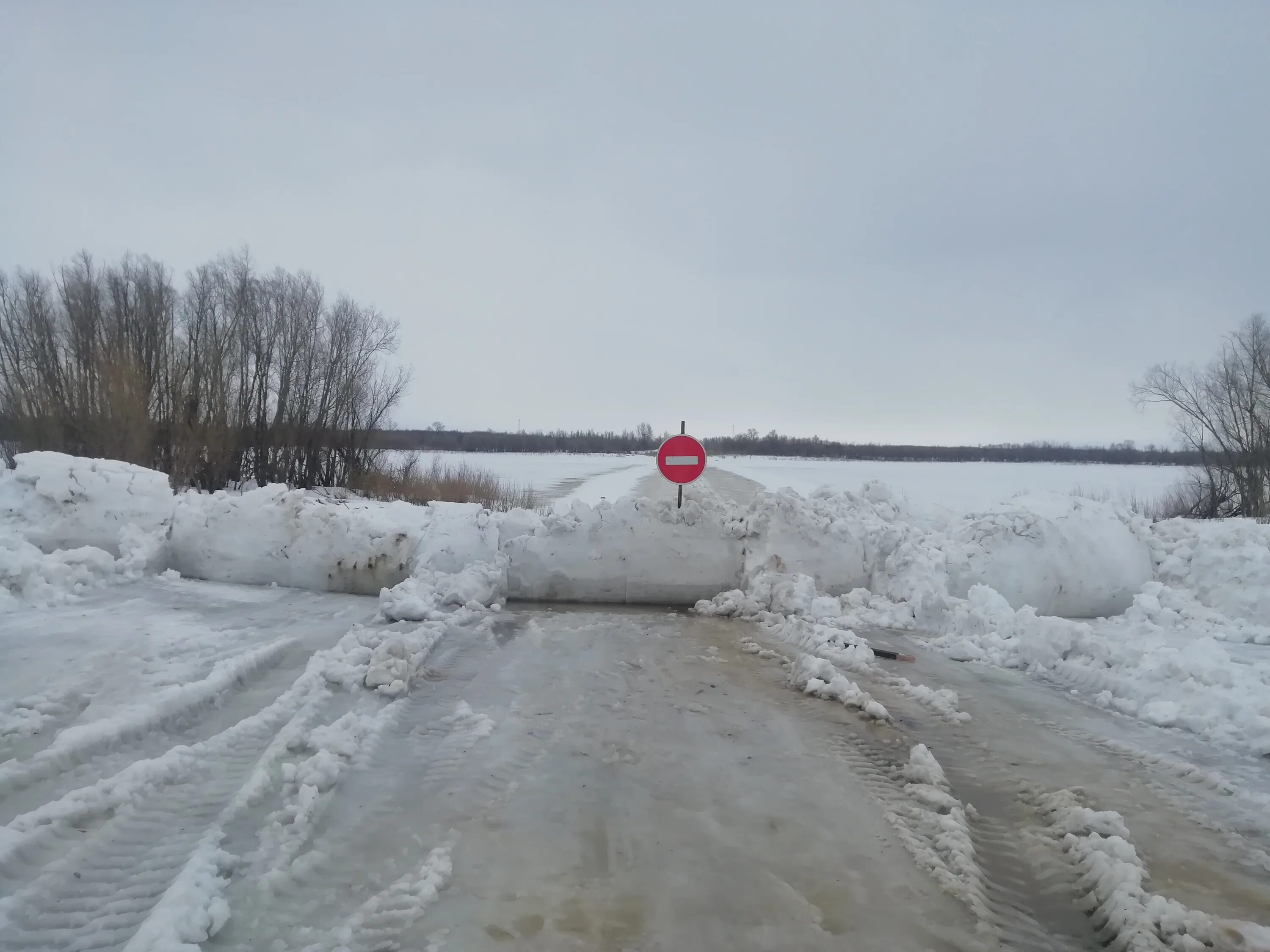 Переправа обь. Ледовая переправа Колпашево. Колпашево зимняя переправа. Ледовая переправа через Обь в Колпашево 2022. Колпашево река Обь.