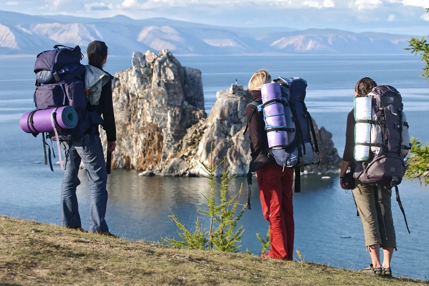 Походы к морю россия. Туристы на Байкале. Озеро Байкал туристы. Озеро Байкал экотуризм. Рекреационный туризм.