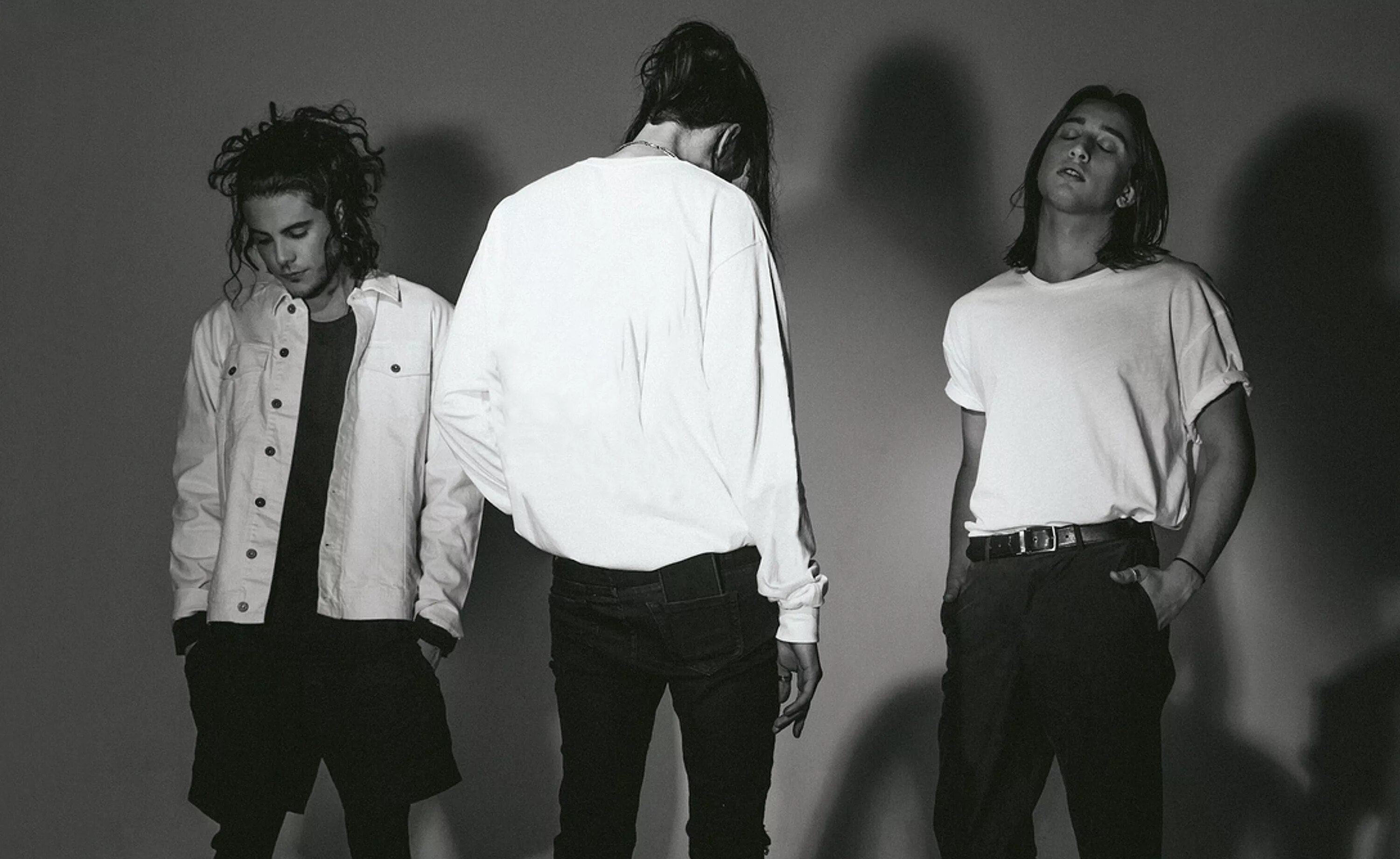 Chase atlantic dancer in the dark. Chase atlantic группа. chase atlantic чейз атлантик. chase atlantic солист. клинтон кейв chase atlantic.