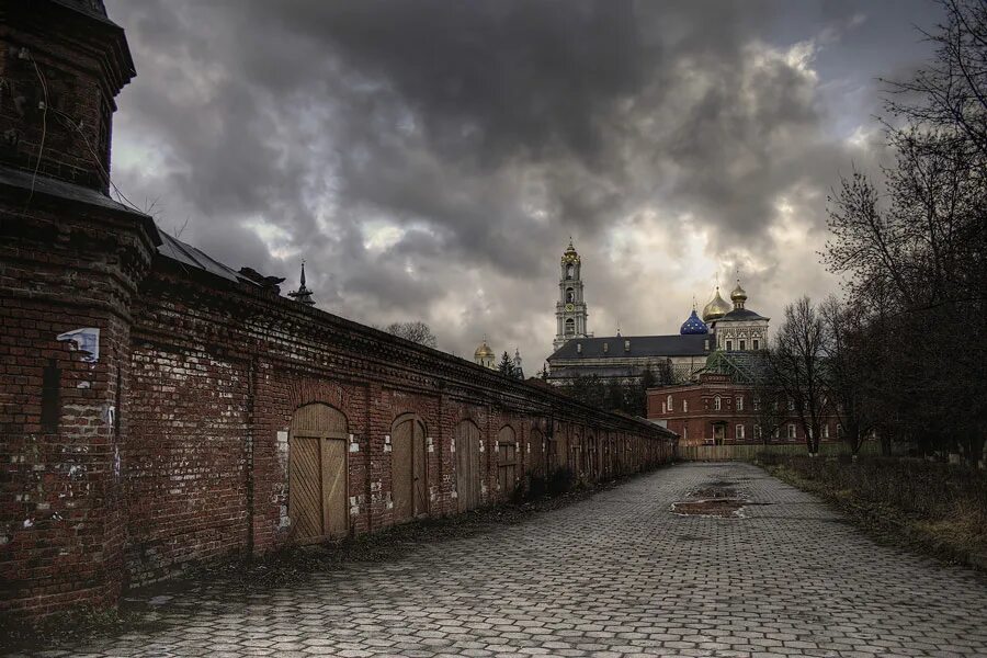 Погодная улица. Сергиев Посад Эстетика. Сергиев Посад пасмурно. Пасмурный город. Красивый провинциальный город.