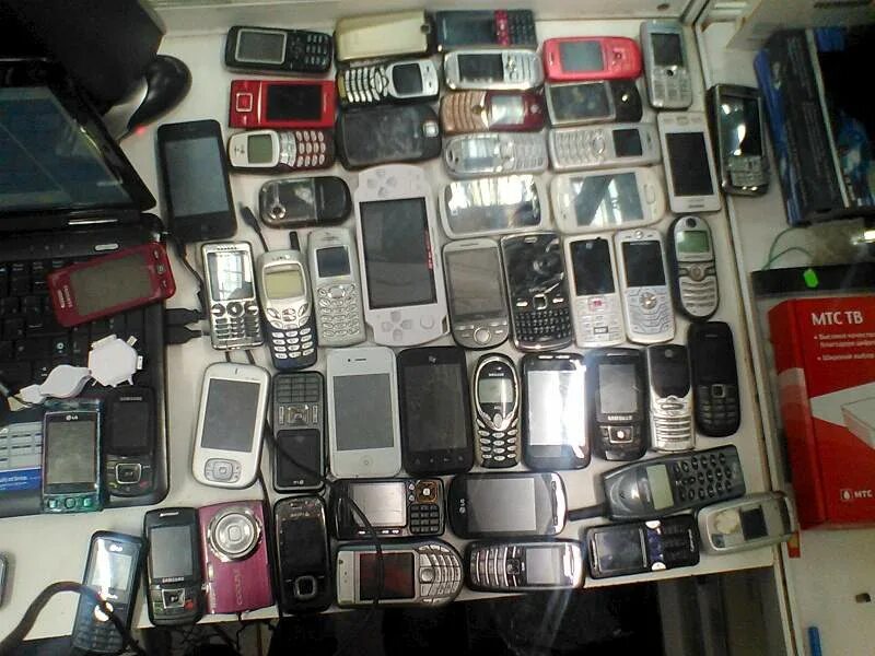 Скупка сломанных смартфонов. Продать сломанный смартфон. Покажи где продаются сломанные телефоны. В ломбарде продают сломанные телефоны.