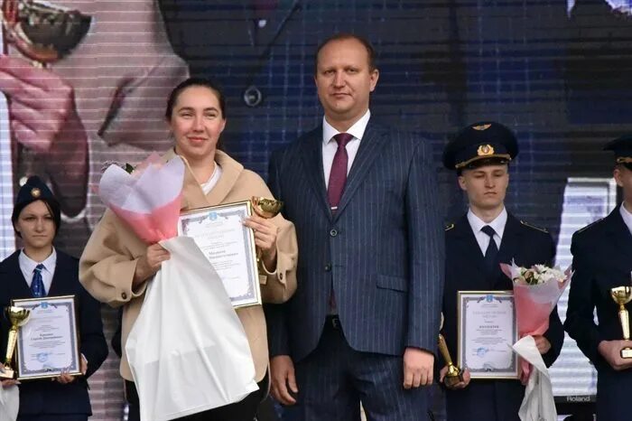 Сайдаш миргасимович шамсутдинов хирург ульяновск бсмп. Вразовский лев ульяновск. Паром победа. Заслужить ульяновск. Почетная охрана.