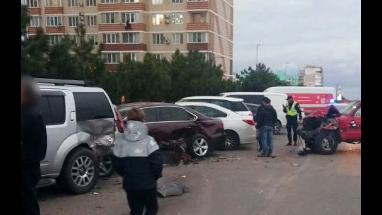 Мам я машину разбил. Справила нужду на парковке. Алё мам я машину разбил. Ребенок рядом с машиной. Мам я машину разбил.