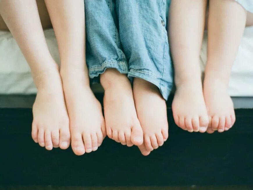 Девочки feet. Детский ноги. Детские ступни. Feet дети. Красивые детские ступни.