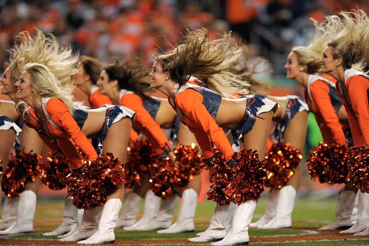 Ariana grande. Дженнифер лопес. Эмилия маккарти черлидерша. Выступают девушки. Выступают девушки.