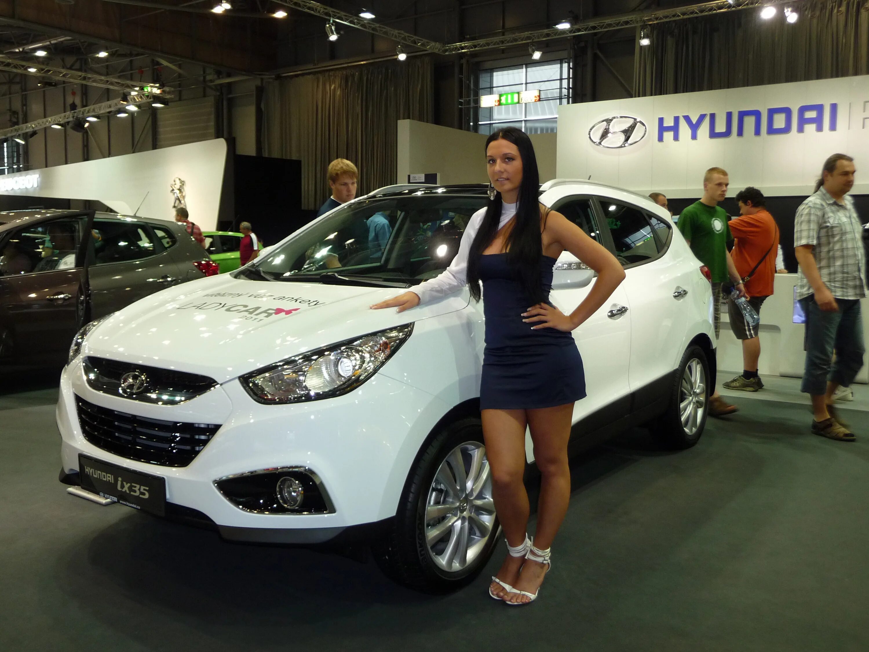 Ляйсан машина. Hyundai ix35 girls. Hyundai ix35 2011 американки. Девушка на Hyundai ix35. Hyundai ix35 White.