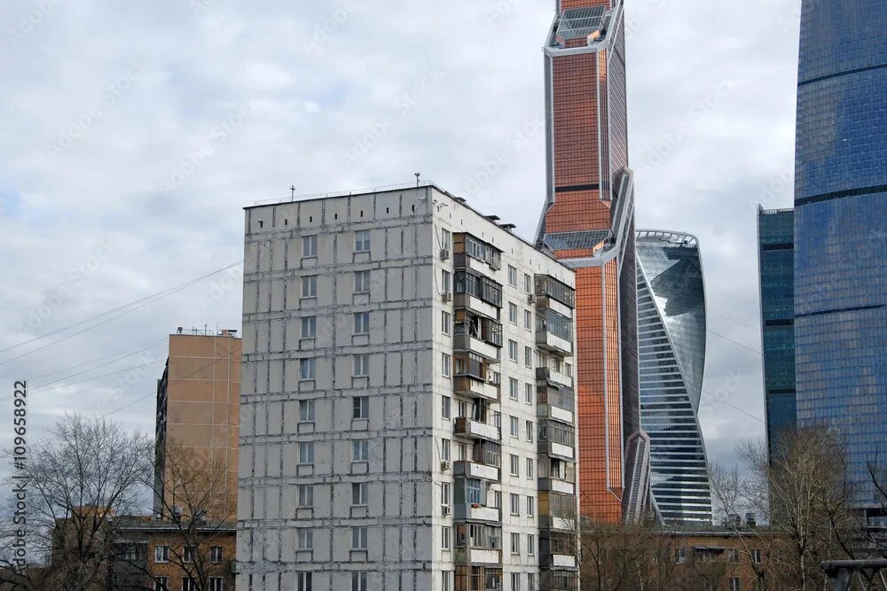 В двенадцатиэтажном доме находится. Двенадцатиэтажное здание. Двенадцатиэтажные дома Москва. Метров двенадцатиэтажный дом. Высота двенадцатиэтажного дома.