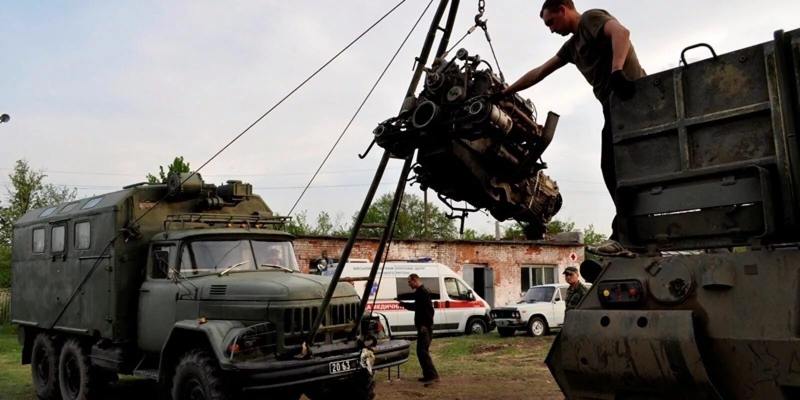 Полевой ремонтный робот. Военный танковый эвакуатор. Эвакуация военной автомобильной техники. Ремонтно-эвакуационная Военная техника. Эвакуатор для военной техники.