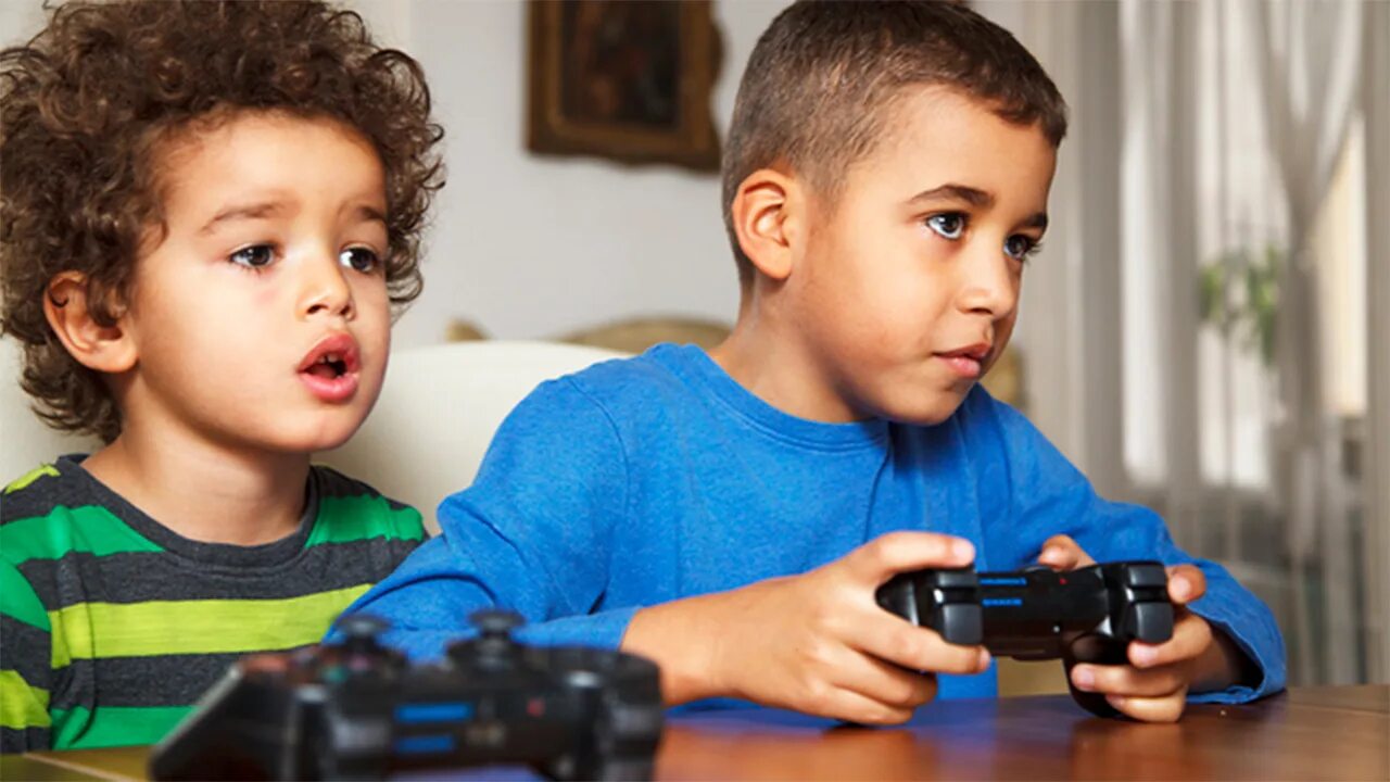 Мальчики смешанные. Play Computer games for Kids. Американский мальчик играет с другом. Мальчик играет в видеоигру.