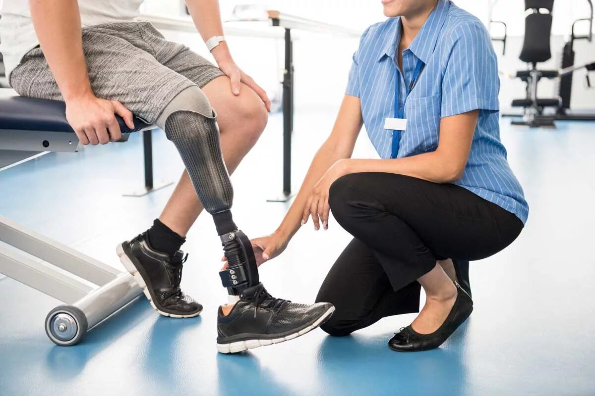 Современные протезы ног. Технологичный протез ноги. Ножные протезы для инвалидов.
