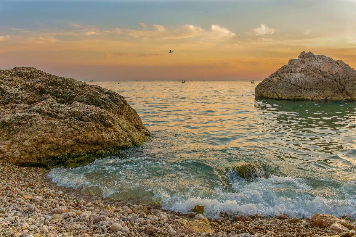 голубая бухта крым сап. черное море крымский полуостров. тепло моря в крыму. феодосия море. пляж ласпи севастополь.