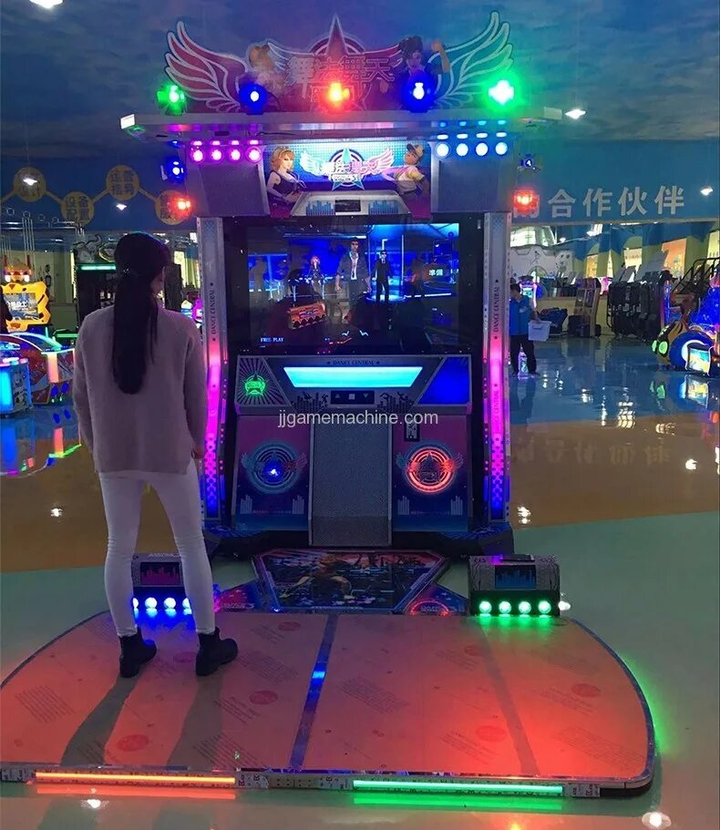 Игровой автомат пабг годовщина. Игровой автомат танцы. Танцевальный игровой автомат. Танцевальный аркадный автомат. Аппарат для танцев.