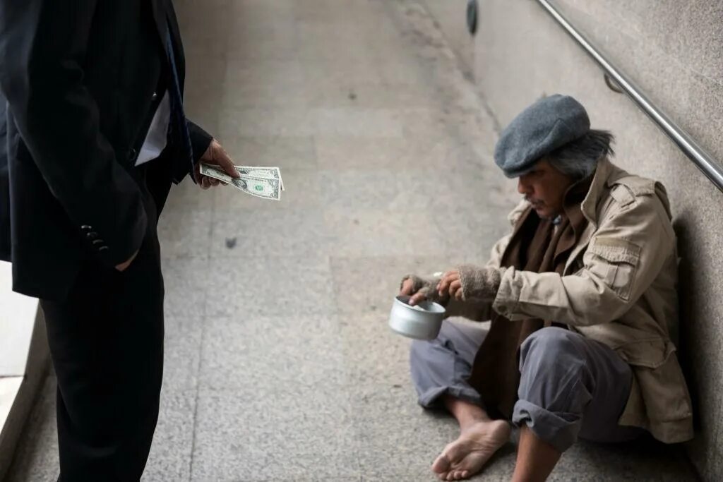 Нищий с деньгами. Нищий бомж. Бездомный и богатый. Бомжам дают деньги