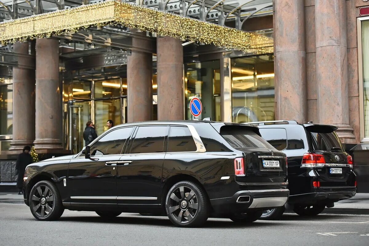 Упорядоченный кортеж. Кортеж роллс ройс. кортеж роллс ройс куллинан. rolls royce cullinan украина. юсуф алекперов роллс ройс.