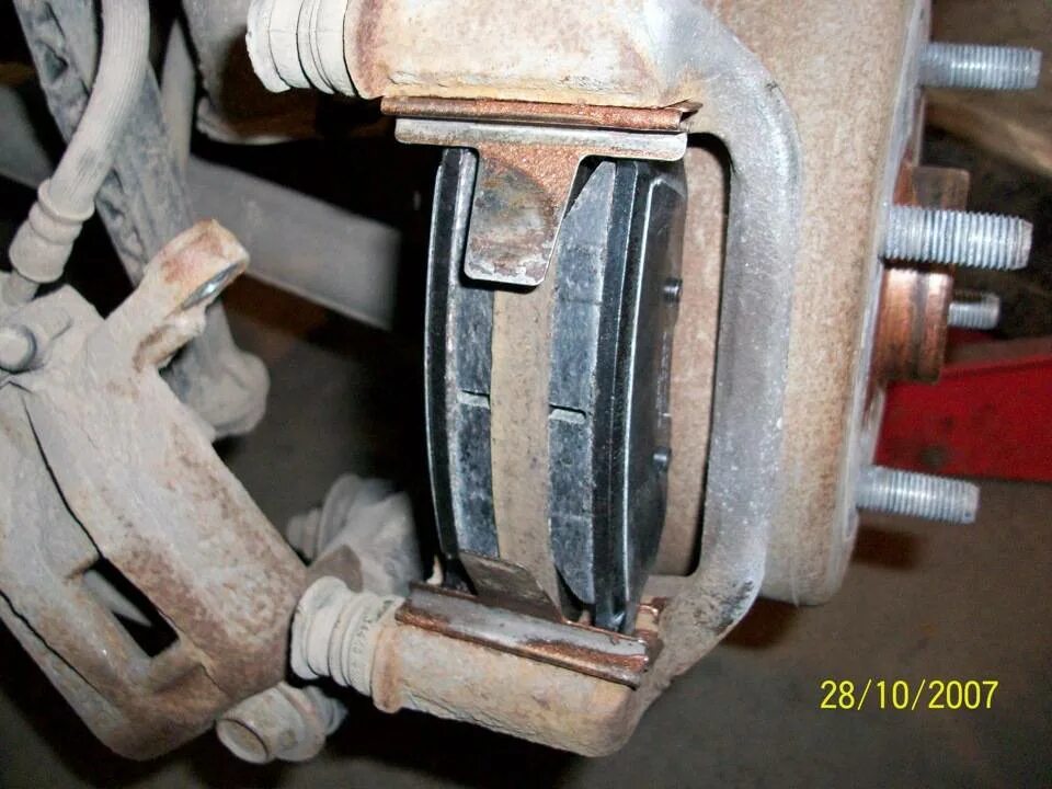 Задние тормозные колодки chevrolet lacetti. Колодки тормозные передние chevrolet lacetti. Шевроле лачетти защита задних тормозных колодок. Поменять колодки лачетти. Задние тормоза лачетти хэтчбек 1.