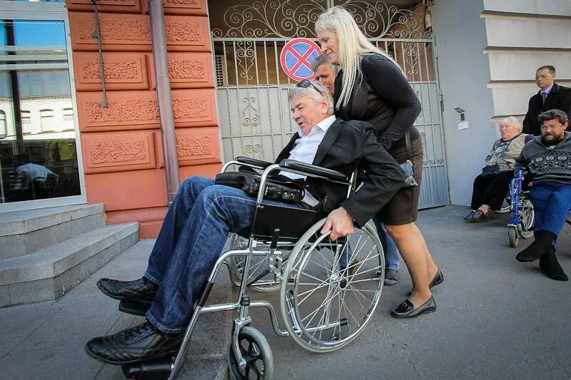 Понятой инвалид. Инвалид. Инвалид колясочник. Человек на коляске. Коляска для инвалидов.