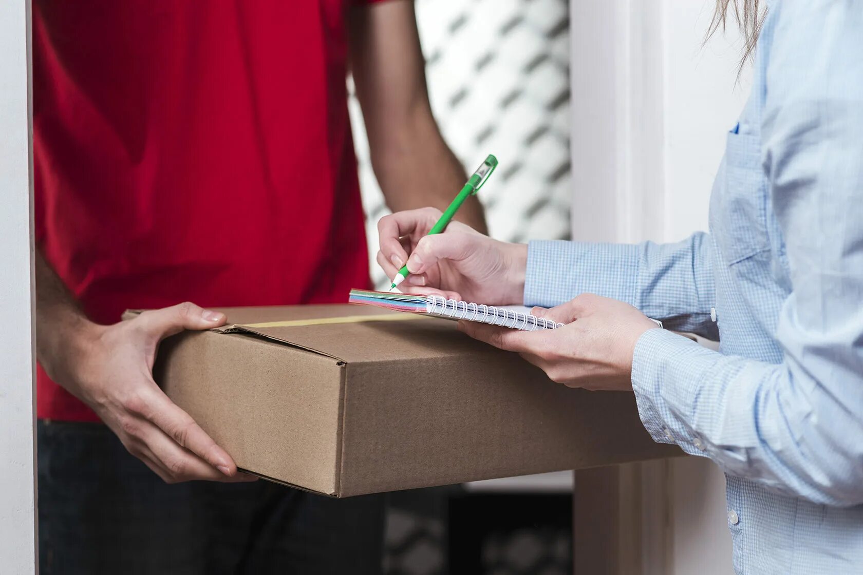 Коробка с товаром. Доставка посылок. Оригинальная доставка. Receiving objects. Receiving objects.