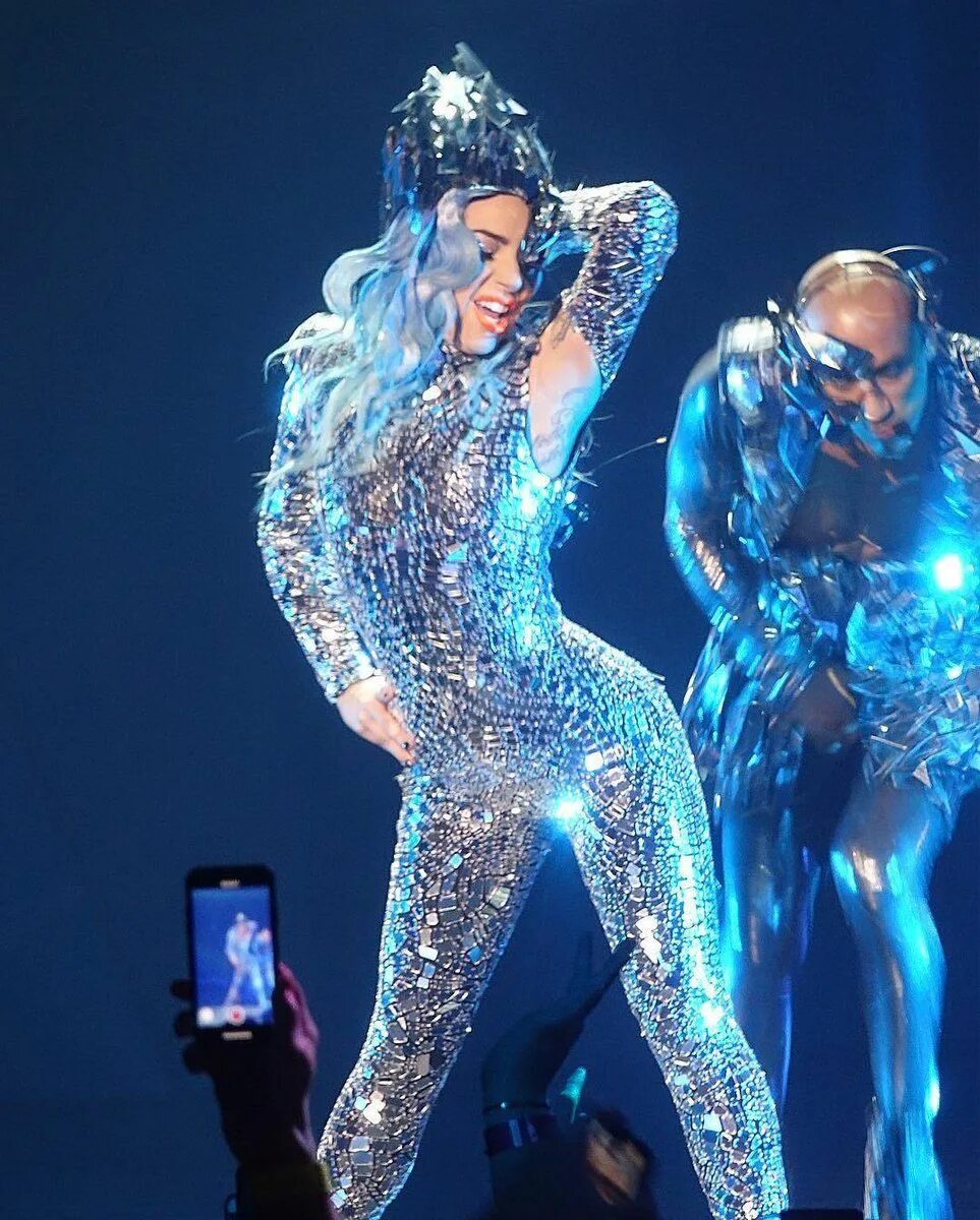 Леди гага костюмы. Леди Гага Enigma. Костюмы подтанцовки леди. Гаги. Сценические костюмы леди Гага.