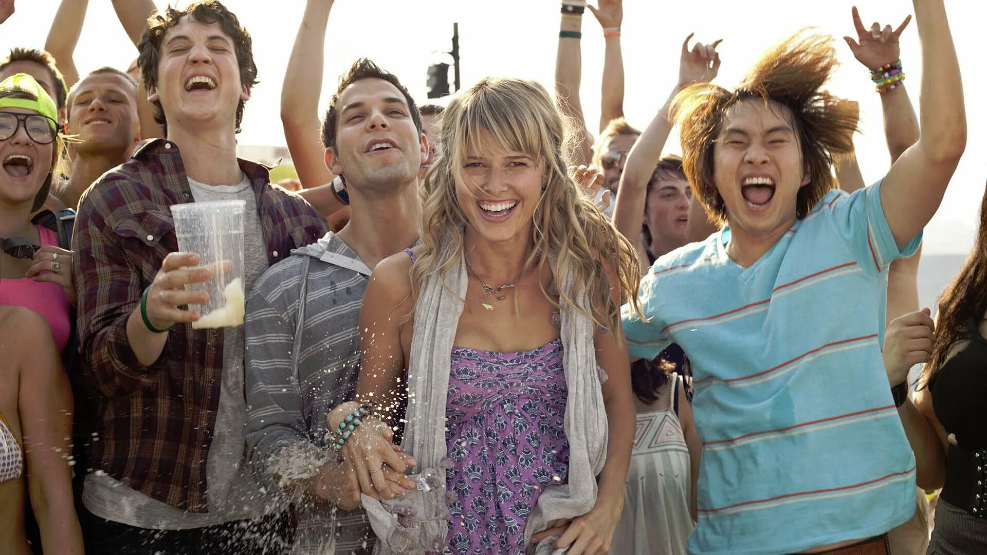 Сара райт 21 и больше. Молодёжные вечеринки вписки. Толпа тусовка. Ненавижу тусовки. Тусовка.