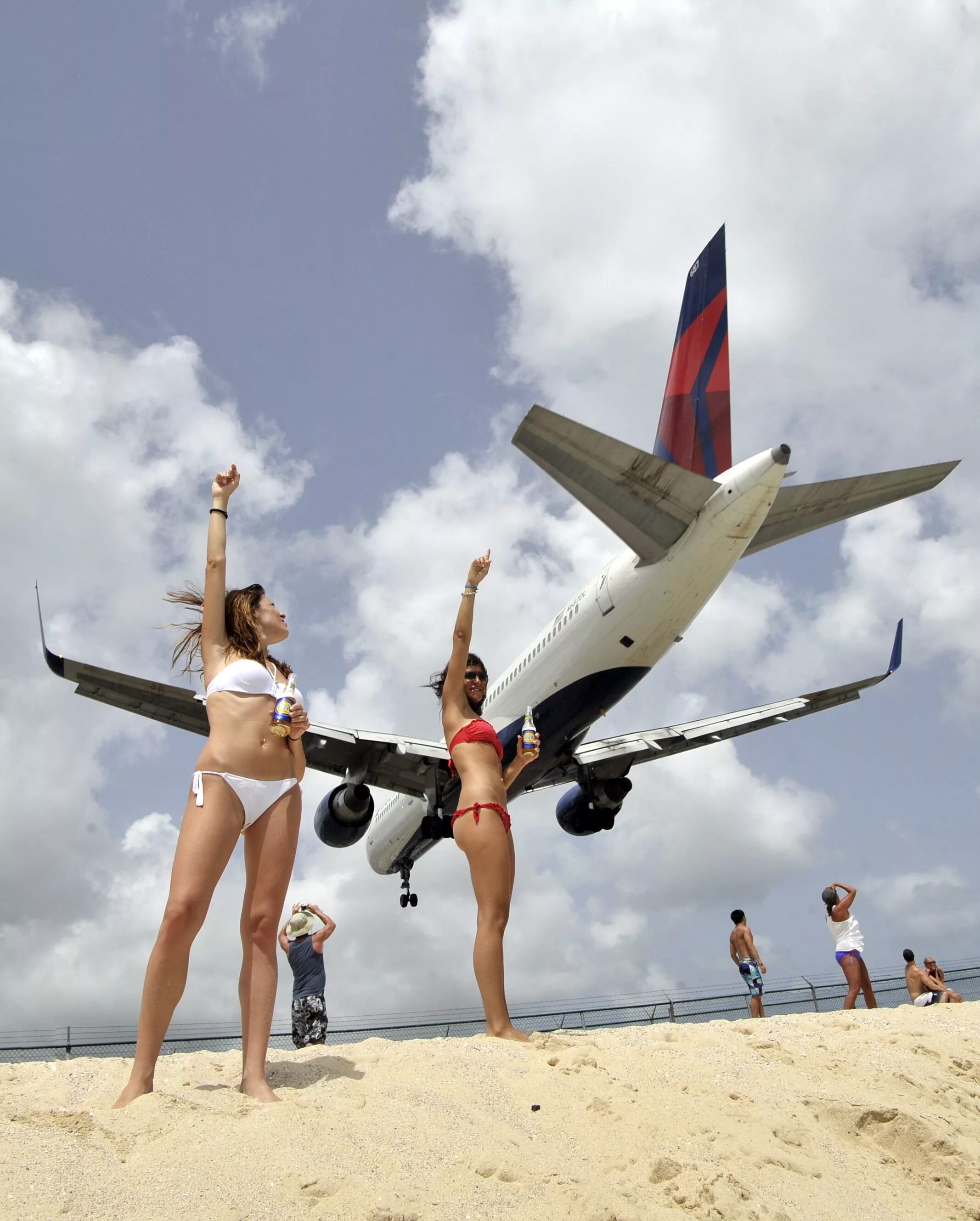 Прическа площадка. Бреющий полет самолета. Самолёт бомбардировщик b1b. Ф-14 томкэт. Бреющий полет.