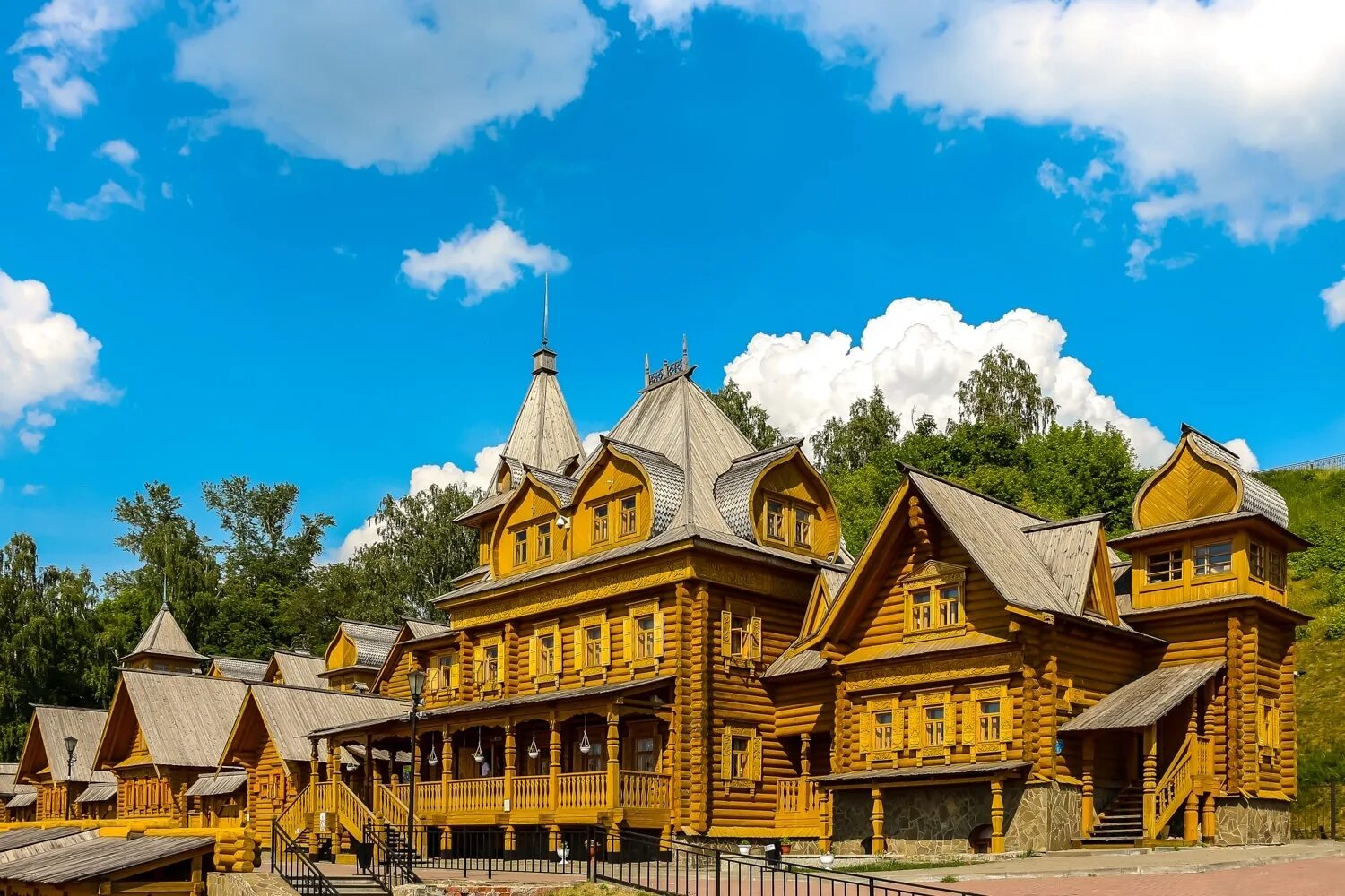 Экскурсия в городец из нижнего. Набережная юрия долгорукого городец. Городец достопримечательности. Город мастеров нижний новгород городец. Кафе град городец.