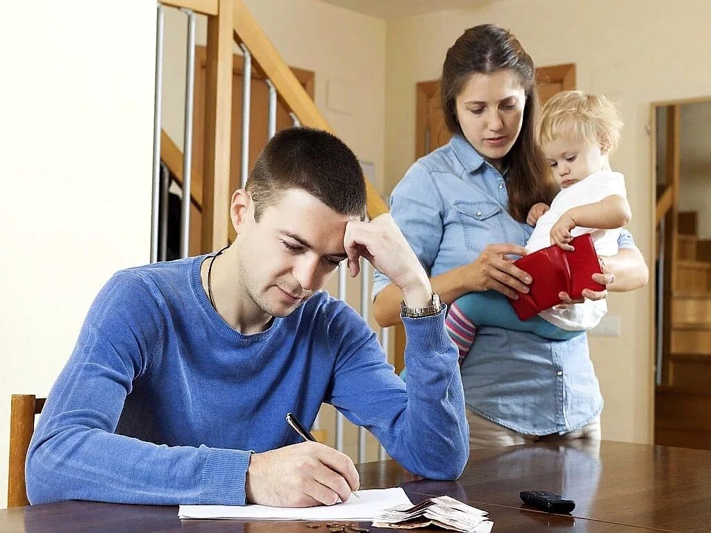 Родители дали воспитание. Родители и дети. Ребенок в семье. Студенческая семья с ребенком. Молодая семья.