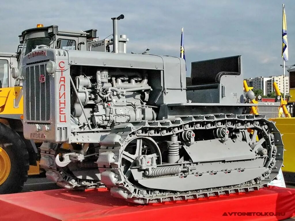 Музей завода чтз челябинск. Трактор чтз 1934. Выставка чтз. Цеха завода чтз челябинск. Челябинск ленина 10 театр чтз.