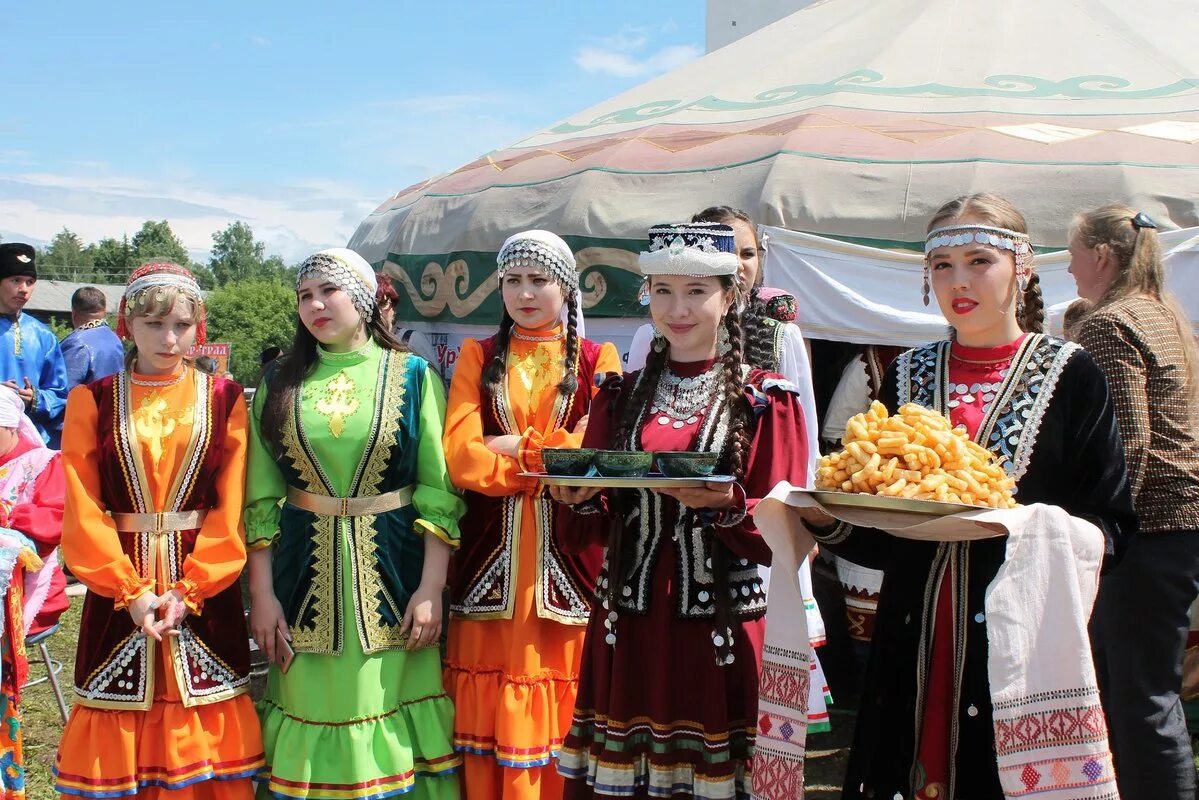 Народы проживающие в свердловской области. Народы Башкортостана башкиры. Народы Урала башкиры. Башкиры Южного Урала. Народы Южного Урала татары башкиры.