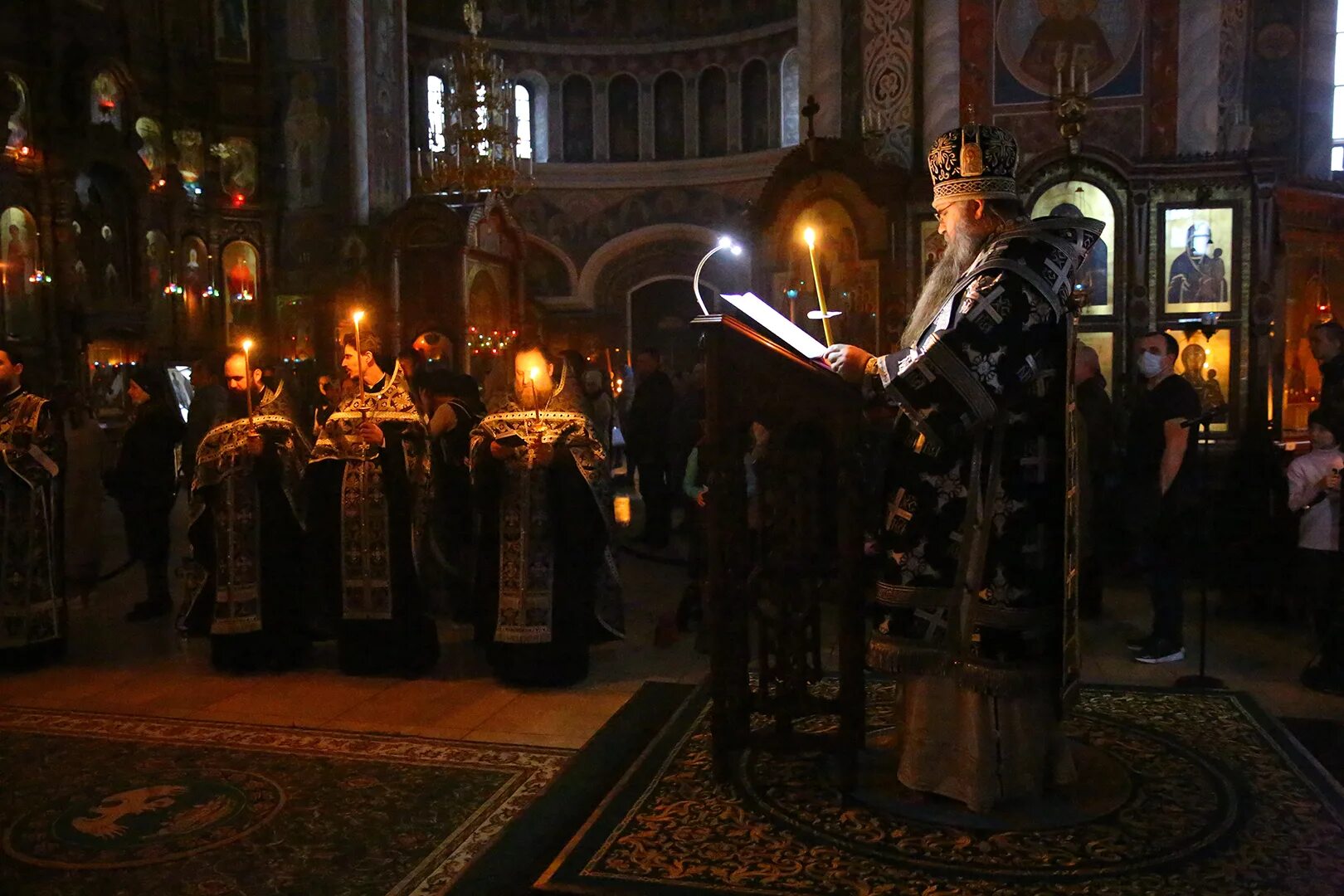 Служба в воскресенье вечером. Пасхальная полунощница. Пасхальная литургия. В храме полунощница. Литургия Великой субботы.