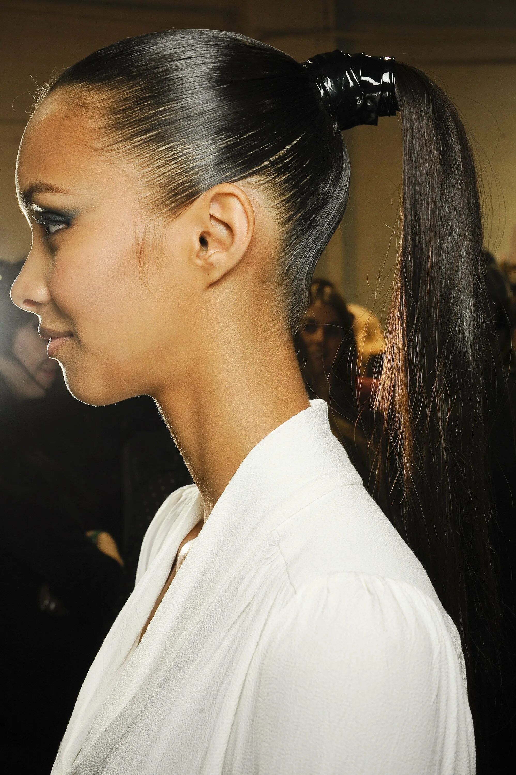 Красивый хвост. Пучок на голове. Хвостики на голове фото. Волюмайзер резинка для волос. Девушка с прической хвост.