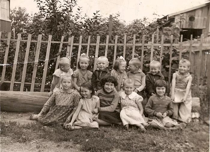 Деревня 60 годов. Послевоенные детские дома. Старая детская фотография. Советское деревенское детство. Деревня 60-е годы.