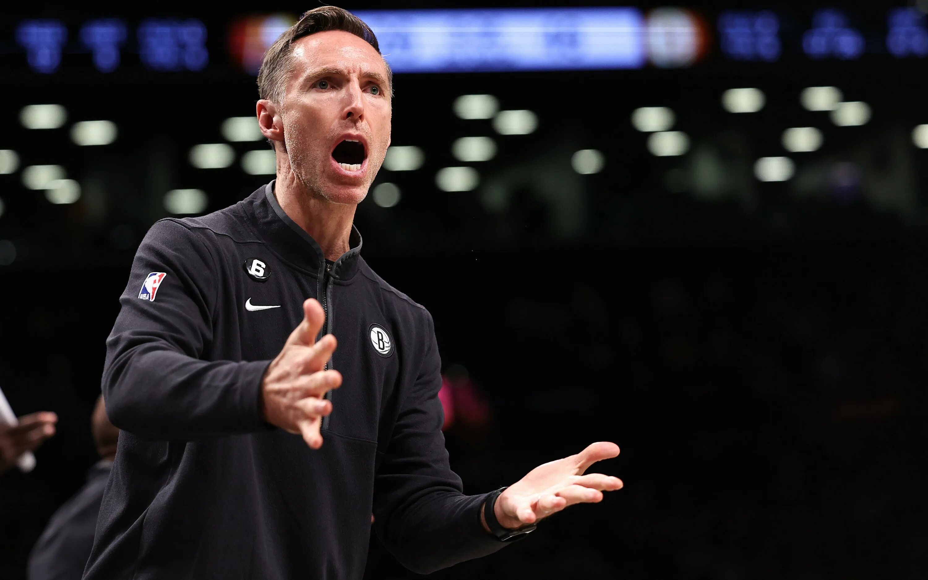 Стив клиффорд. Стив брюс футболист. Торонто рэпторс. Стив брюс. Тренер стив.