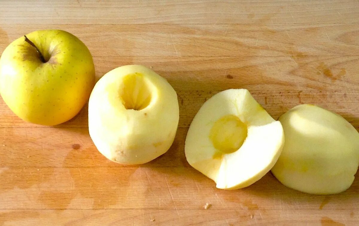 Нужно ли чистить яблоки. Яблоки без кожуры и сердцевины. Вырезать сердцевину яблока. Очищенное яблоко. Яблоки без кожицы.