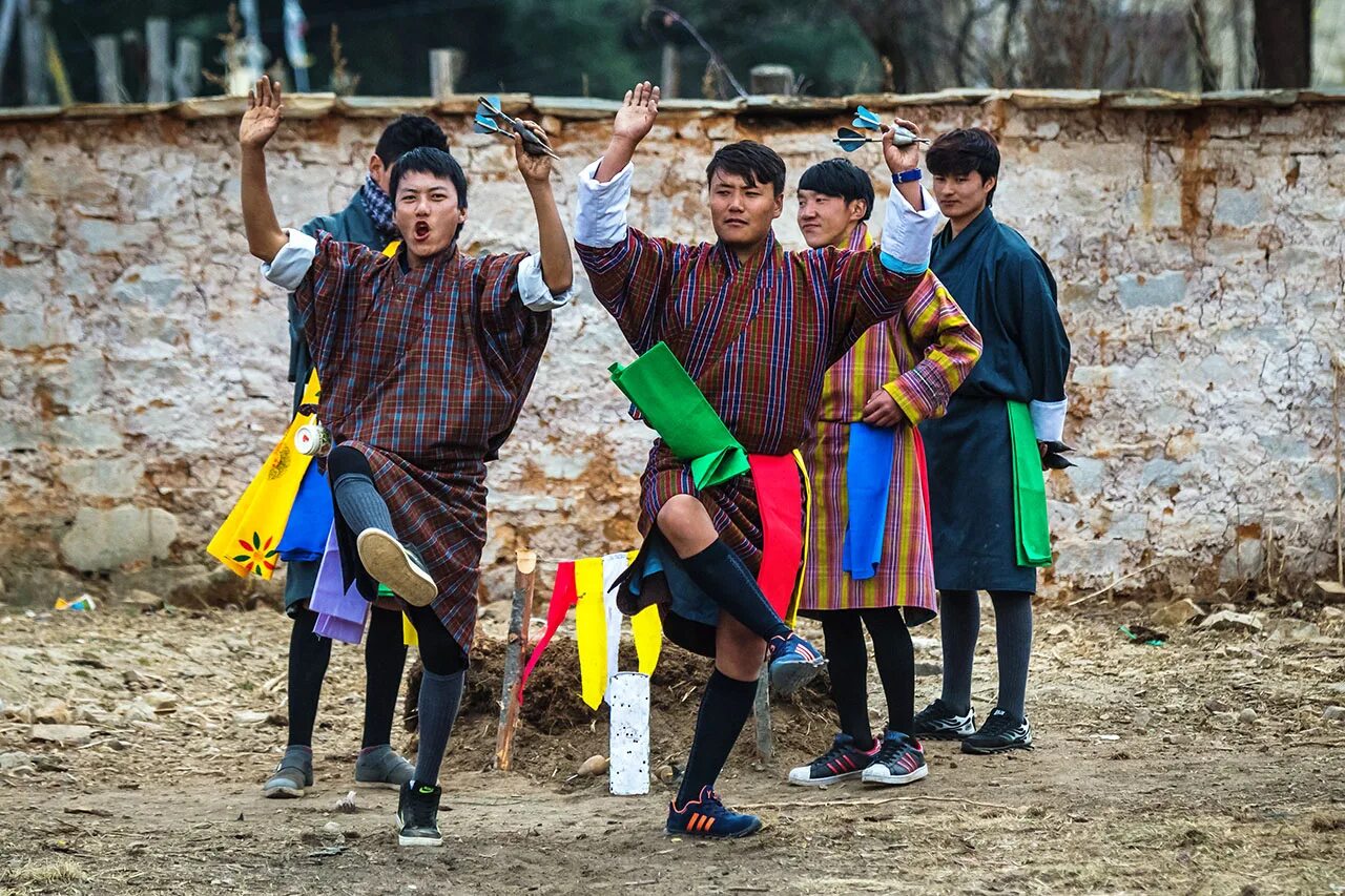 Бутан группа. Национальный костюм бутана. Национальный спорт бутана. Этносы бутана. Национальная мужская одежда бутана.