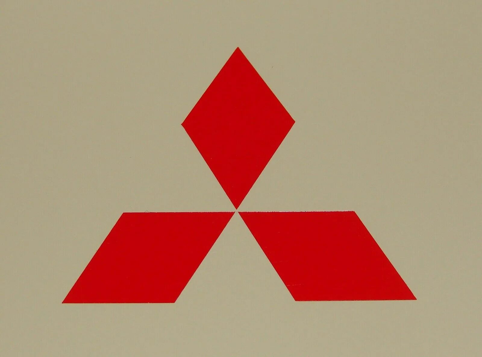 Mitsubishi название. Мицубиси лого. Mitsubishi Emblem. Красный значок Митсубиси Лансер 9. Mitsubishi значок.