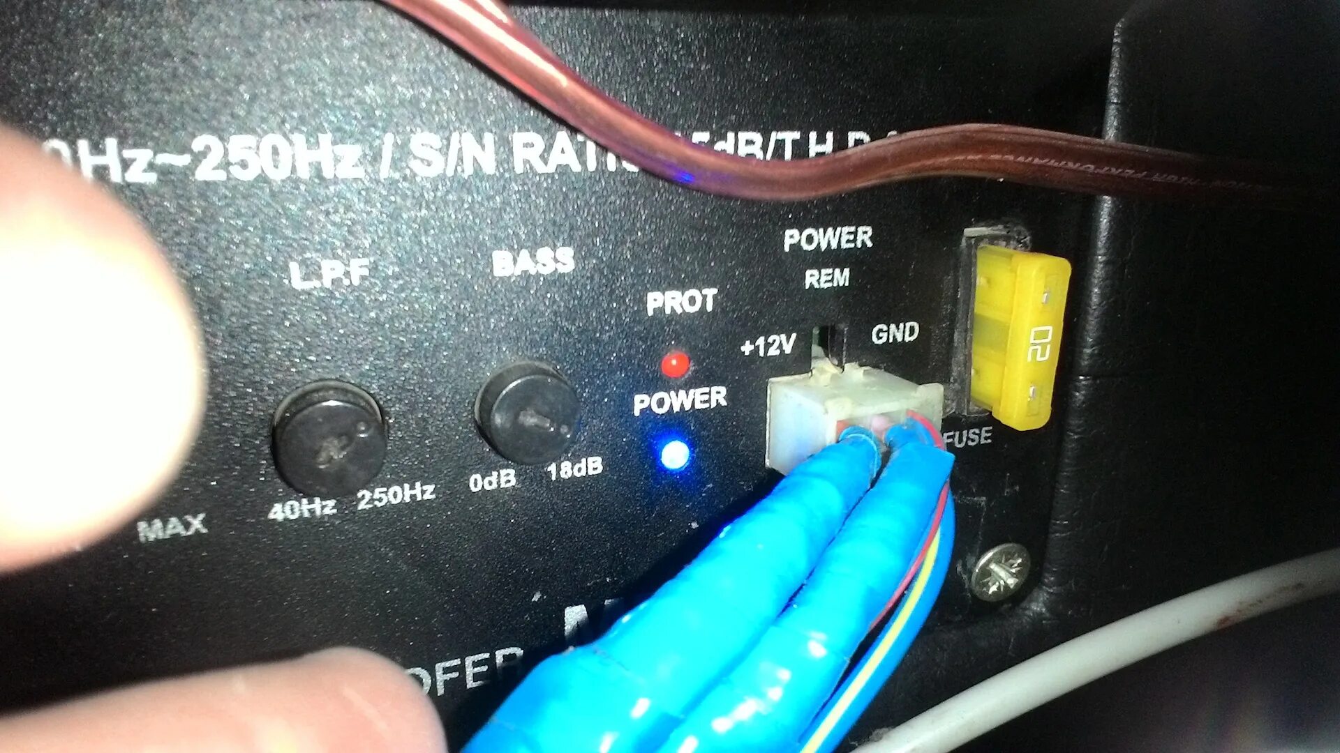 Мигает power. Активный сабвуфер провод Rem. Разъем Rem +12v на сабвуфере. +12v GND на усилителе что это. Power Rem GND для усилителя.