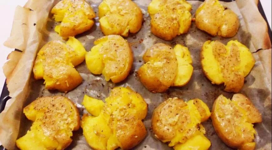 Как готовят в духовке картошку сыром. Картошка в духовке. картошка в духовке на противне. картошка в духовке запеченная. картошка в кожуре в духовке.