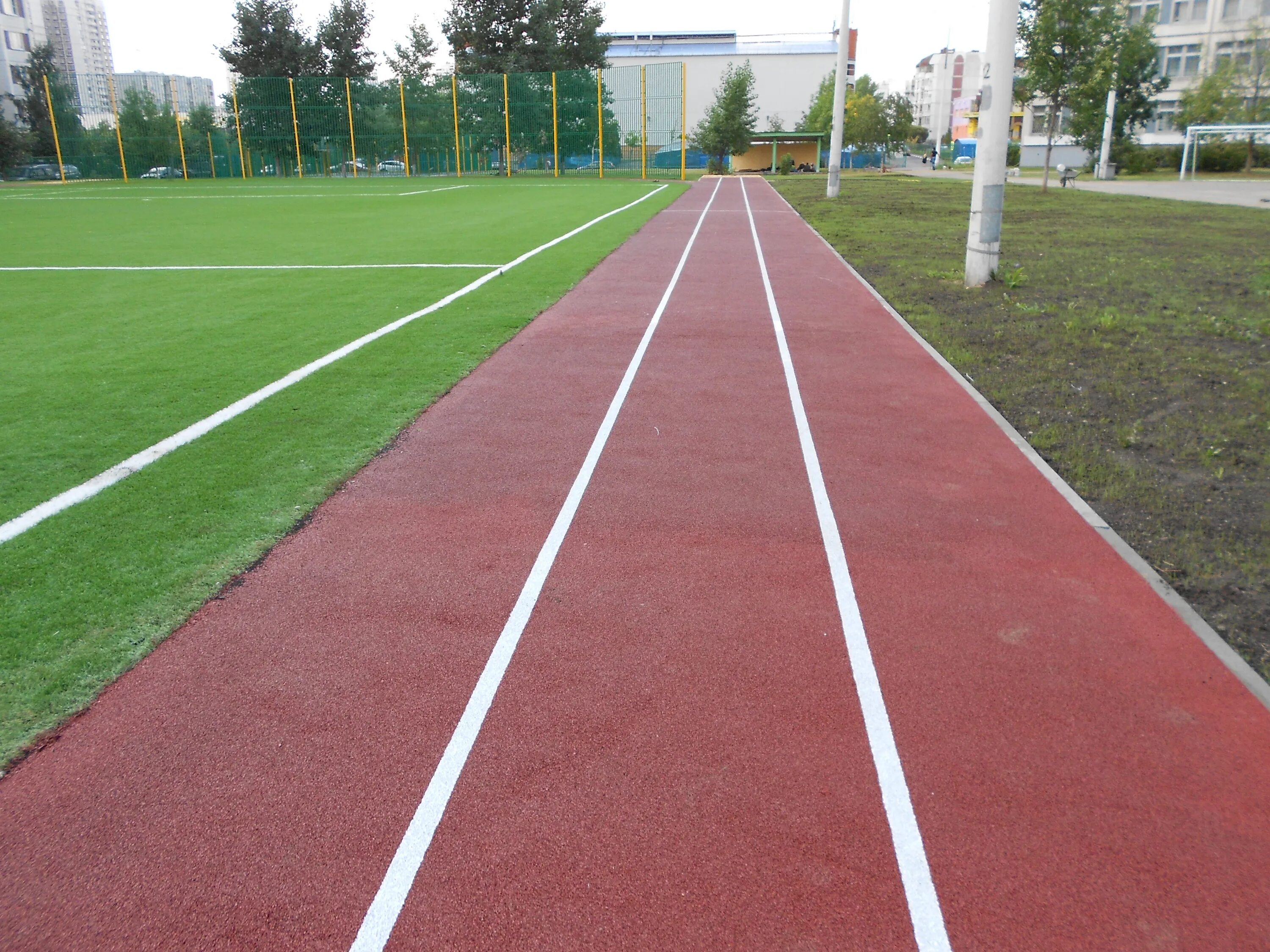 Покрытие для стадионов. Беговая дорожка na stadione. Беговая легкоатлетическая дорожка 110 м. Резиновое покрытие беговой дорожки на стадионе. Стадион с резиновым покрытием.