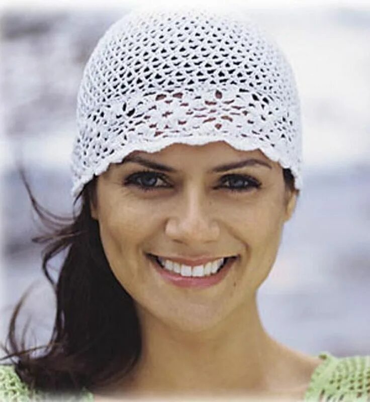 Вязаная летняя шапочка. Летние шапочки для женщин. Летняя вязаная шапка. Летний берет крючком. Кружевная шапочка.