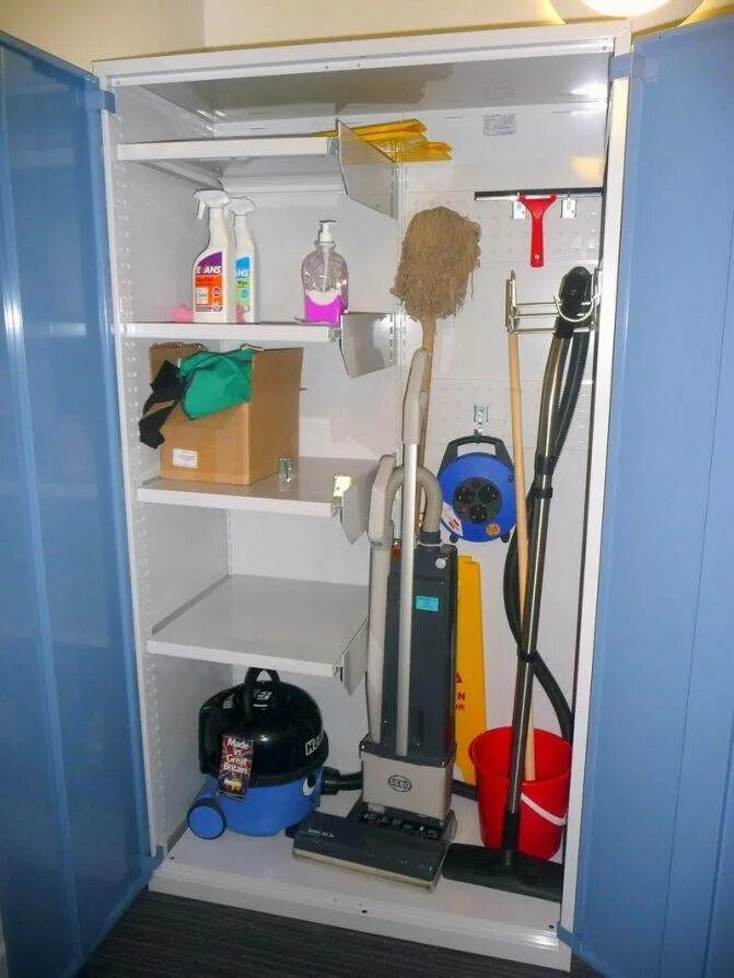 Хозяйственный шкаф. Шкаф под хозяйственный инвентарь в квартире. Хозяйственный шкаф наполнение. Встроенный хозяйственный шкаф.