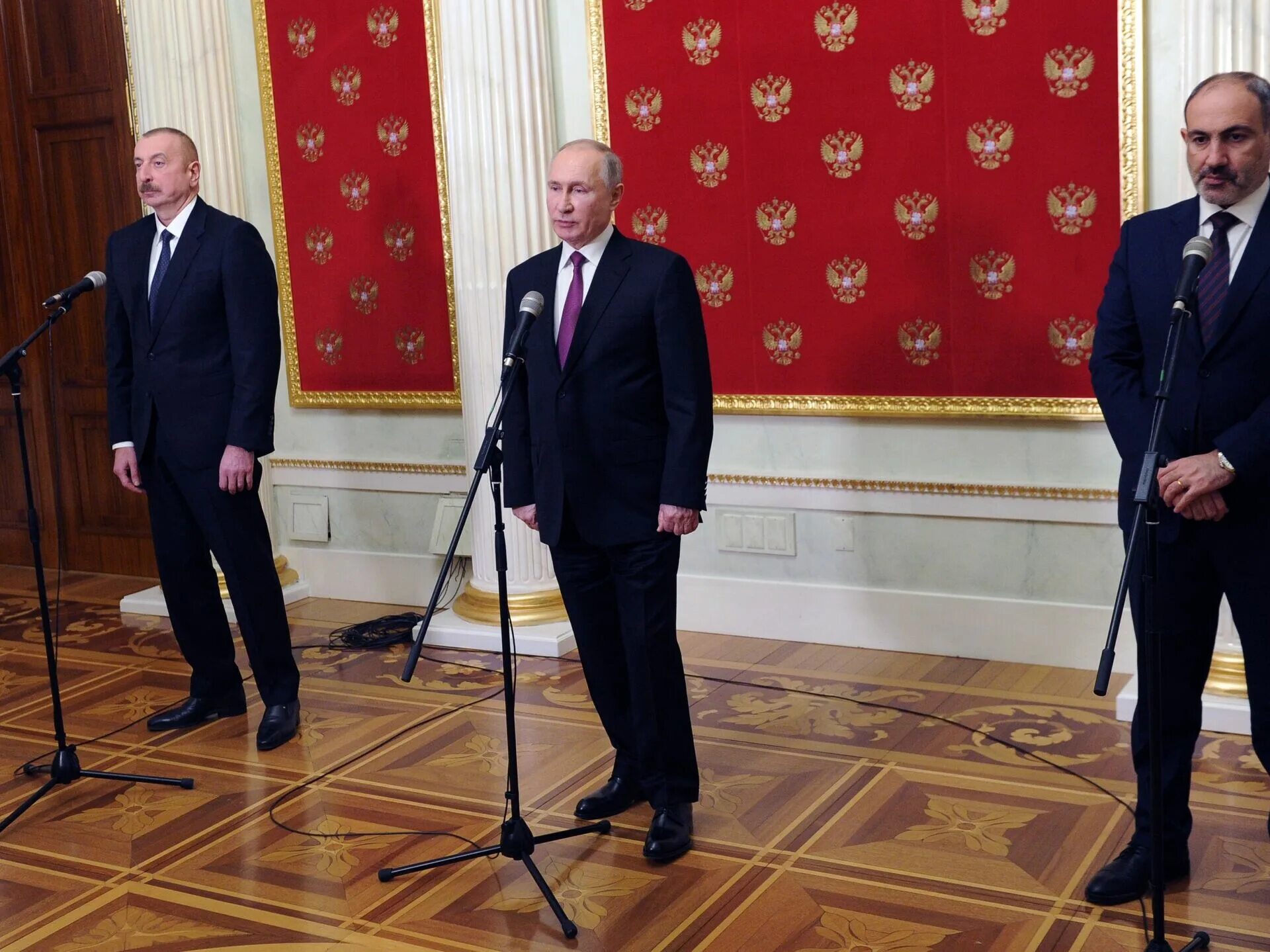 Трехстороннюю встречу. Трехстороннюю встречу. Г. Трехстороннюю встречу. Подписание документов в кремле.