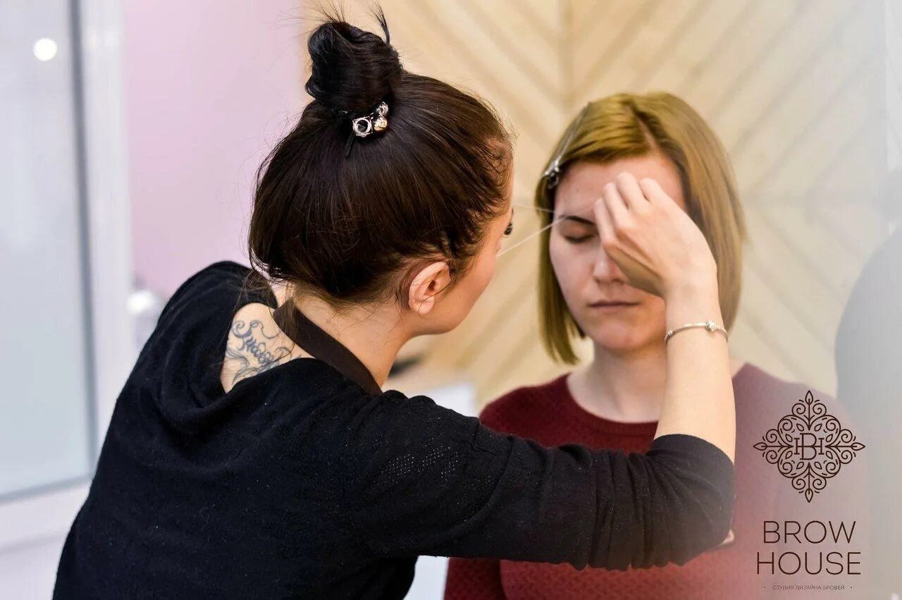Вывеска для студии наращивания ресниц и бровей. Brow house. Вывеска для студии наращивания ресниц и бровей. Дизайн студии бровей. Дизайн студии бровей.