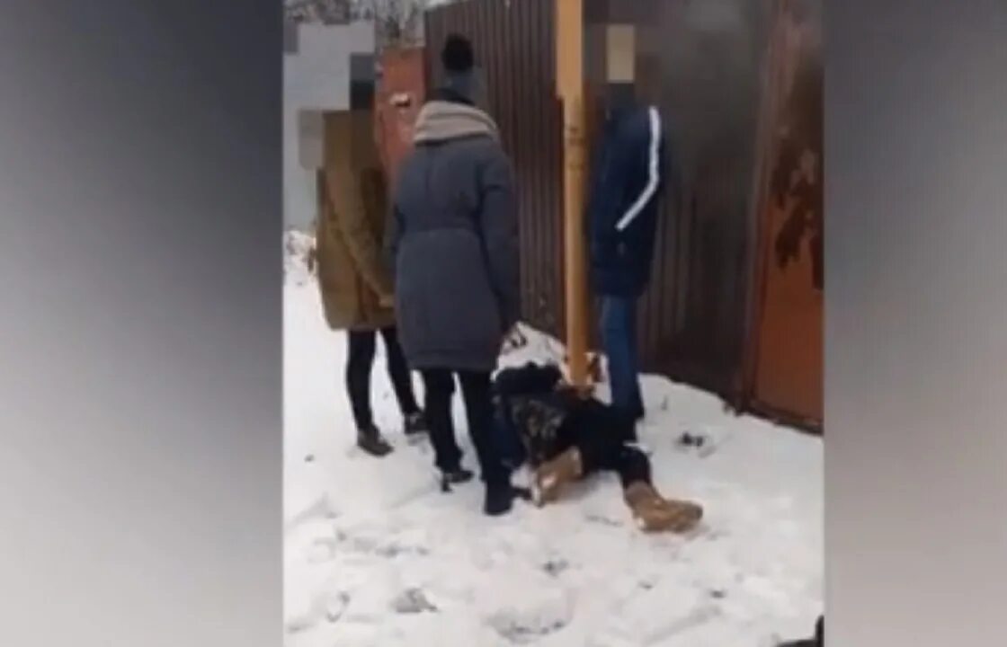 Подростки избили девочку. Три лифта в подъезде. В нижнем тагиле избили девочку. Избивает в лифте дочку. 11 летнюю девочку избили в нижнем тагиле.