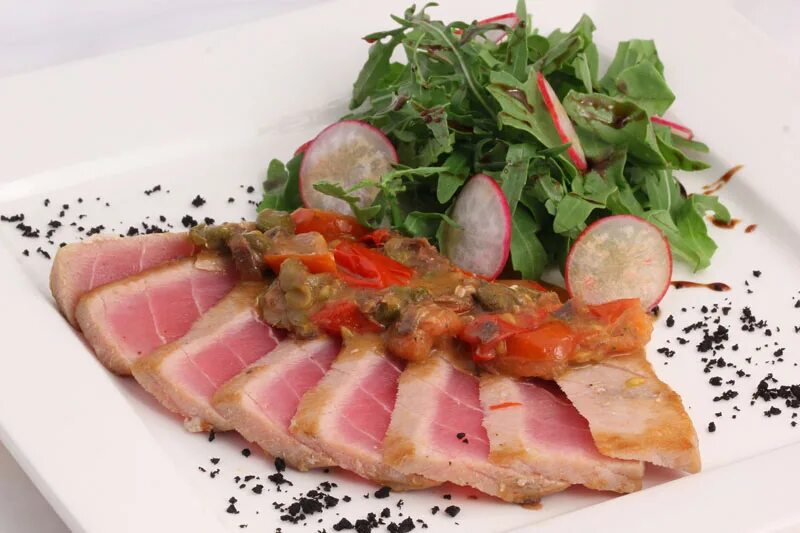 Как жарить тунец. Филе тунца жареное. Тунец рыба блюда. Гарнир к стейку из тунца. Стейк тунца медиум.