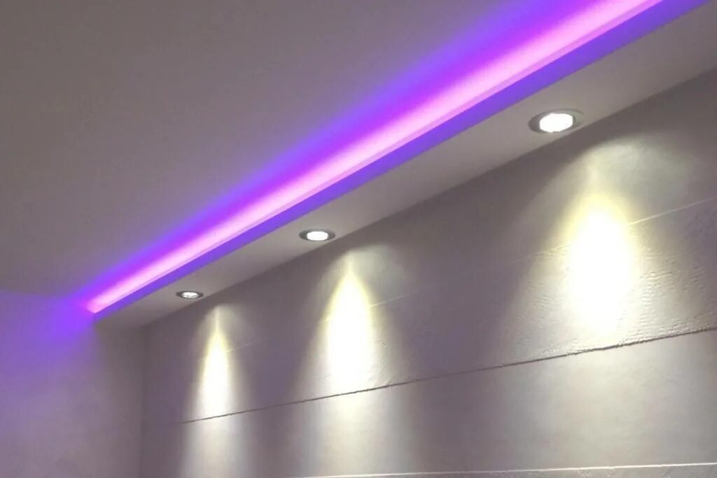 Купить потолочные подсветку. Потолок с подсветкой. Светодиодное освещение потолка. Светодиодная подсветка потолка. Натяжные потолки с подсветкой.