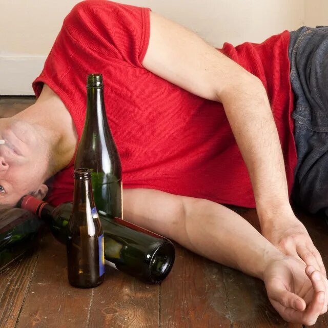 ли пить страшный. употребление спиртного. лица наркоманов до и после. вред алкоголя. женщина выпивает.