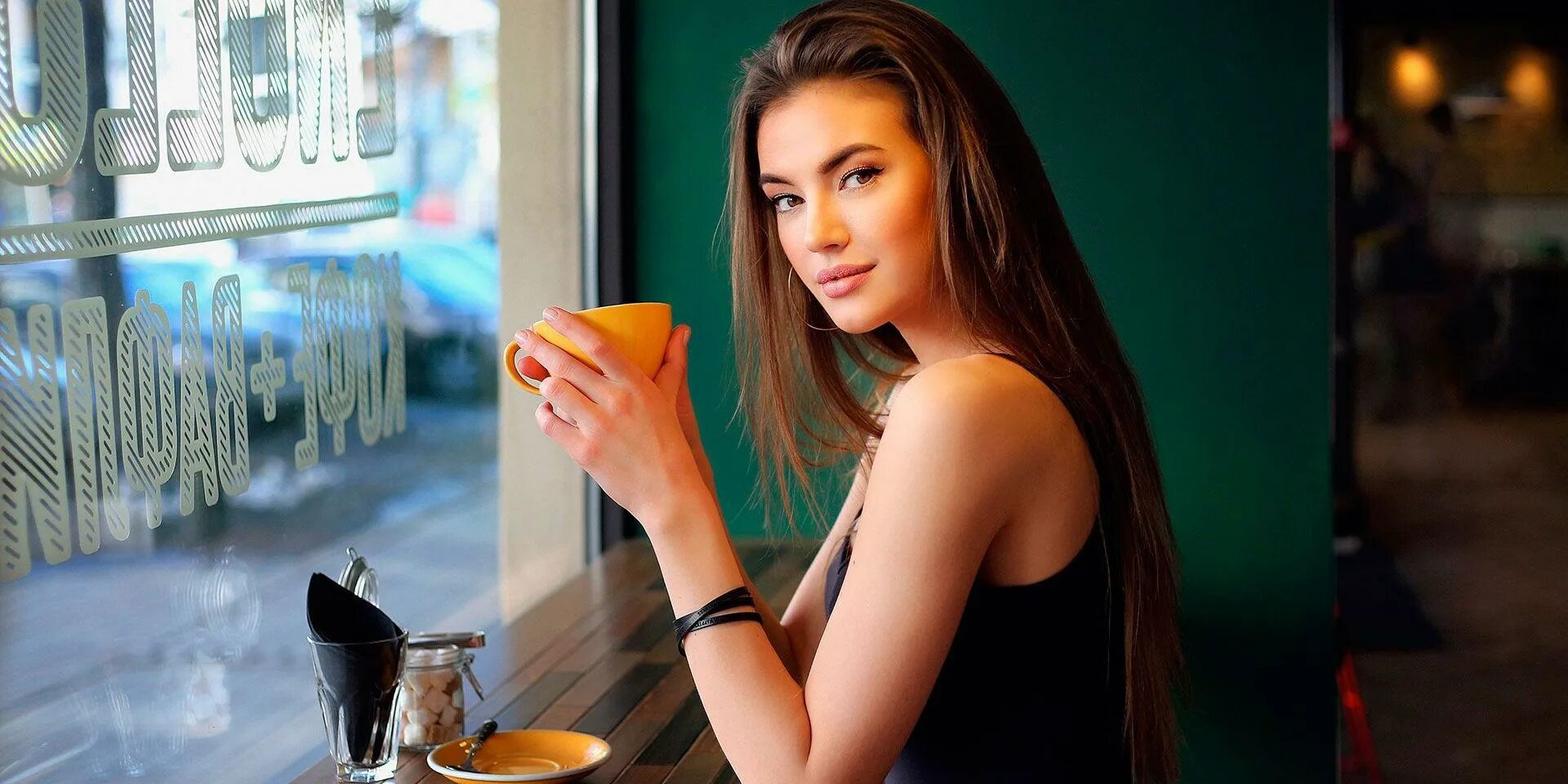 девушка в машине. девушки нужна москве. красивые девочки москвы. фотосессия на красной площади. фотосессия ночью.