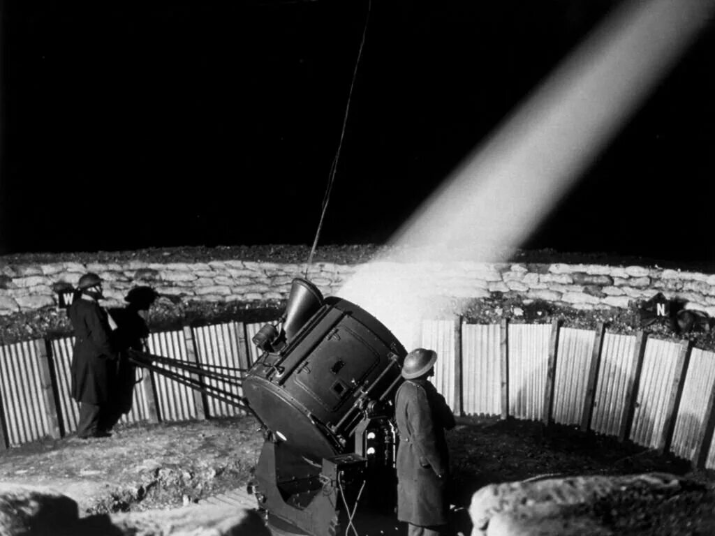 Зенитные прожекторы москва 1941. Прожектор зенитный 7000вт. Наступление на берлин 1945 прожекторы. Прожекторная атака берлина в 1945 году. Прожекторная атака берлина.